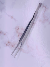Load image into Gallery viewer, The bby Tweezer
